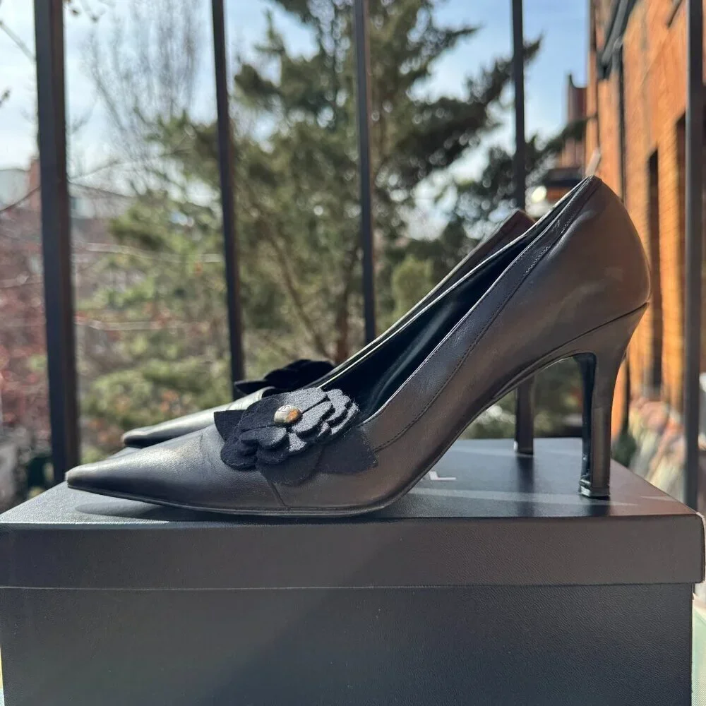 Vintage Chanel Classic Pump Black Camellia Flower Pointed Toe Heels Black 7